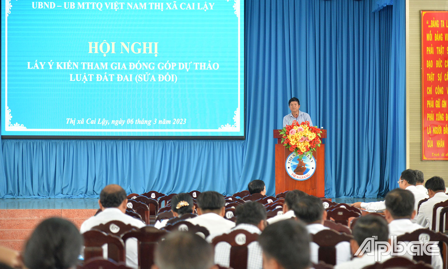 Quang cảnh Hội nghị lấy ý kiến Dự thảo Luật Đất đai (sửa đổi) tại TX. Cai Lậy.