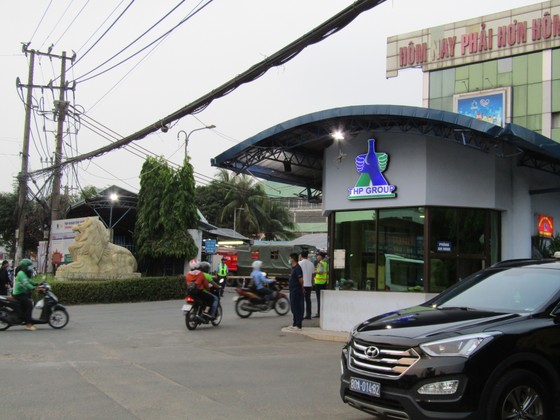 Công nhân vẫn ra vào trụ sở Tập đoàn Tân Hiệp Phát trong chiều 10-4. Ảnh: XUÂN TRUNG