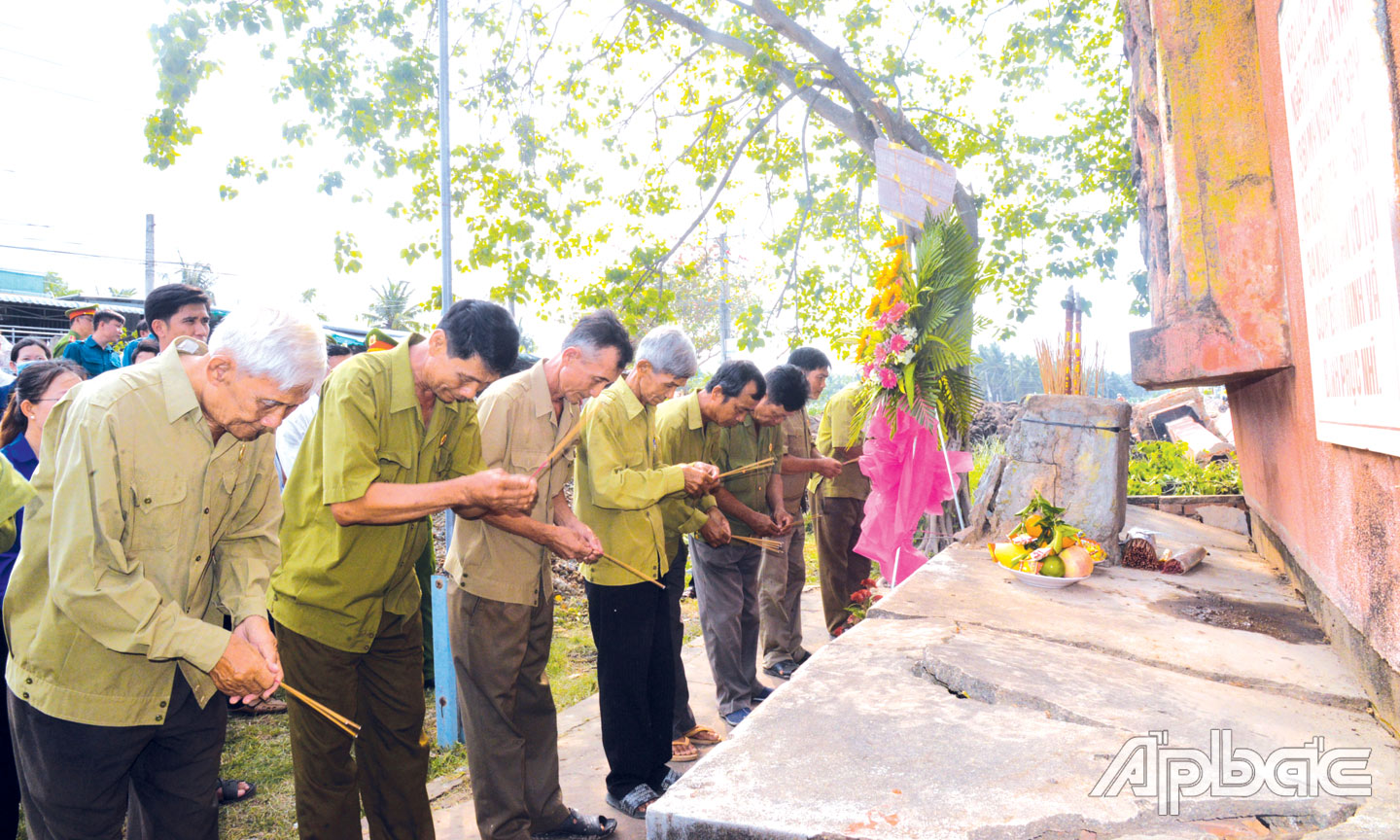 Cán bộ và nhân dân xã Bình Ninh đặt tràng hoa, thắp hương tại “Bia căm thù” vào lúc 14 giờ ngày 17-4-2023.