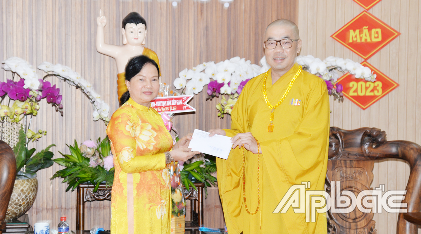 Bà Bùi Thị Mai, Trưởng Ban tôn giáo tỉnh trao thiệp chúc mừng đến Thượng tọa Thích Quảng Lộc