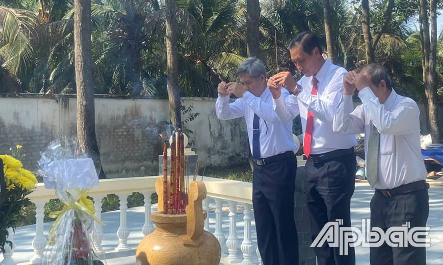 Lãnh đạo huyện Chợ Gạo thắp hương tưởng niệm Anh hùng dân tộc Thủ Khoa Nguyễn Hữu Huân.