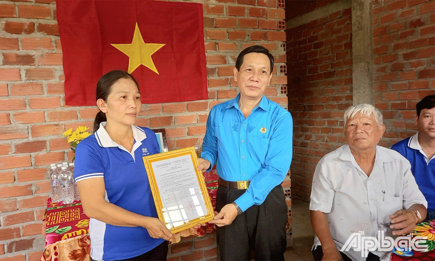 Đồng chí Lê Minh Hùng Chủ tịch Liên đoàn Lao động tỉnh Tiền Giang trao Quyết định bàn giao nhà mái ấm Công đoàn cho chị Thơ