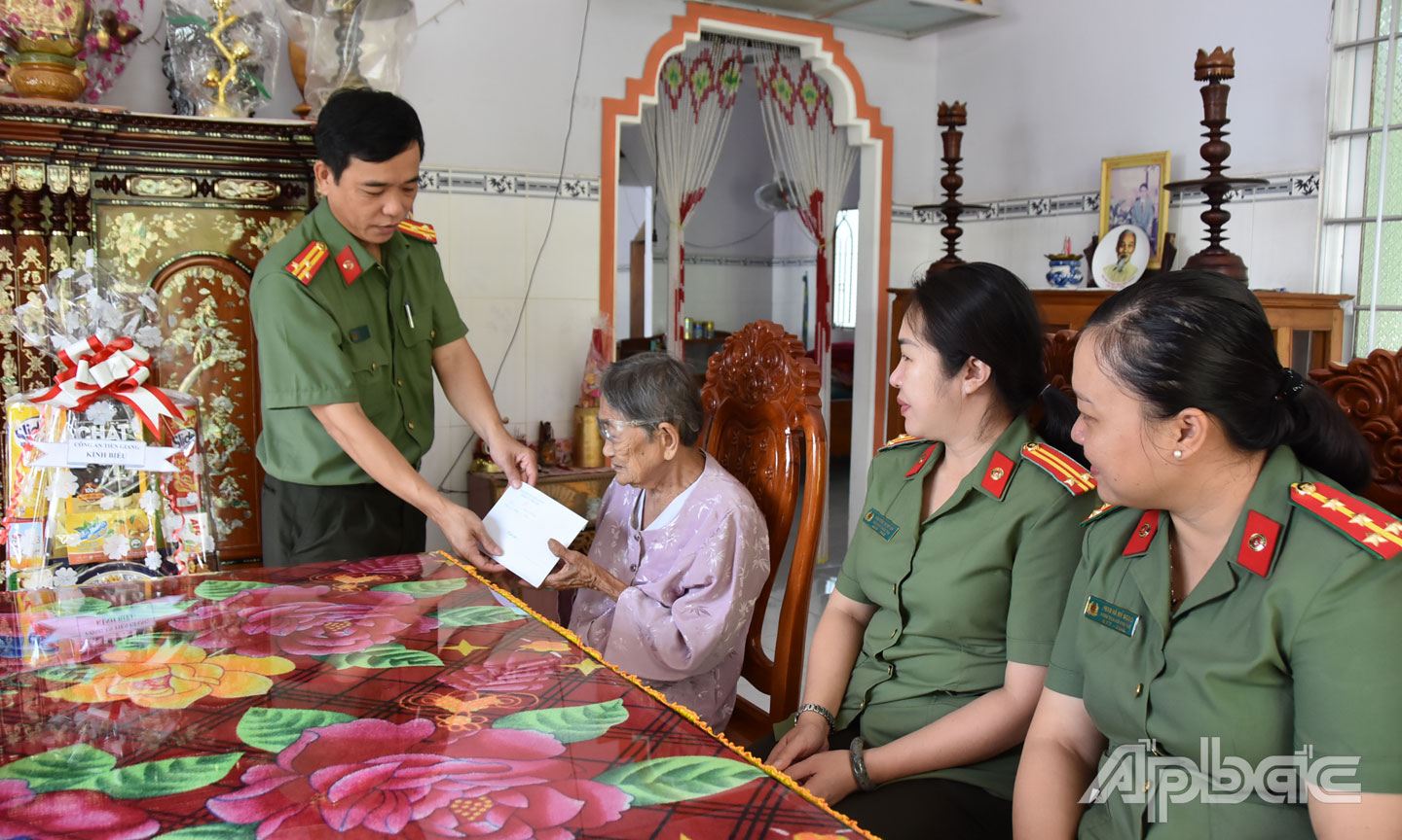 Đoàn đến thăm, tặng quà Mẹ Việt Nam Anh hùng Nguyễn Thị Hai. 