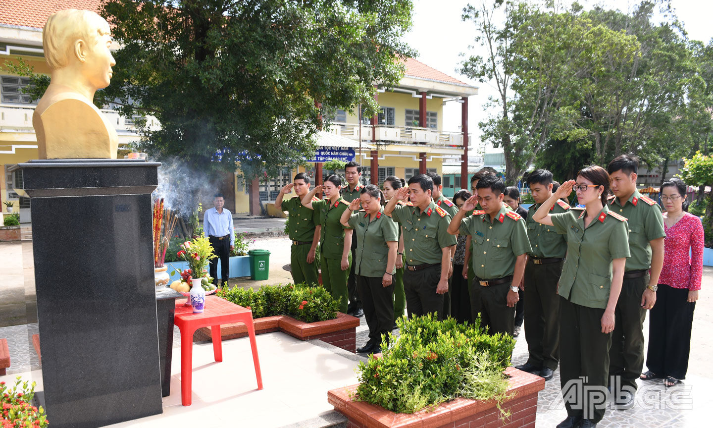 Đoàn đến thắp hương, viếng tượng chân dung nữ Anh hùng liệt sĩ Đặng Thị Mành.