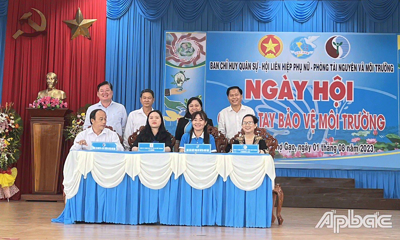 Các đơn vị, nhà tài trợ ký kết hỗ trợ thực hiện các mô hình bảo vệ môi trường.