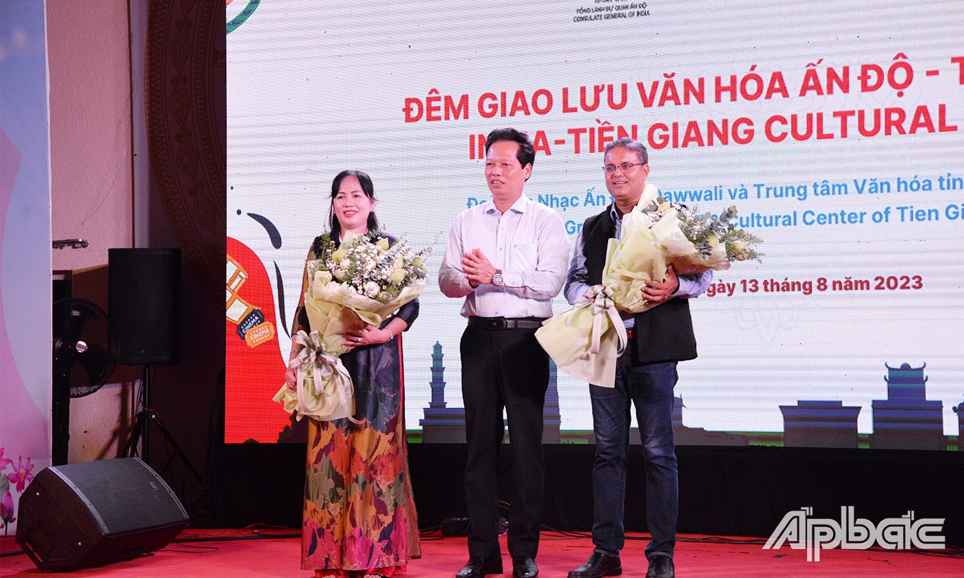 Đồng chí Nguyễn Thành Diệu tặng hoa cho đại diện Trung tâm Văn hóa nghệ thuật tỉnh và đại diện