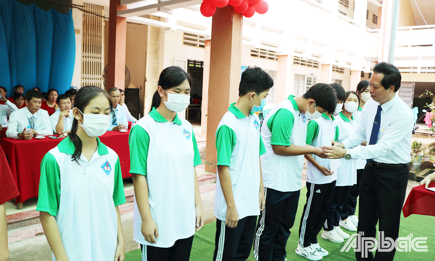 có đồng chí Nguyễn Thành Diệu Phó Chủ tịch UBND tỉnh Tiền Giang trao học bổng cho 20 học sinh có hoàn cảnh khó khăn