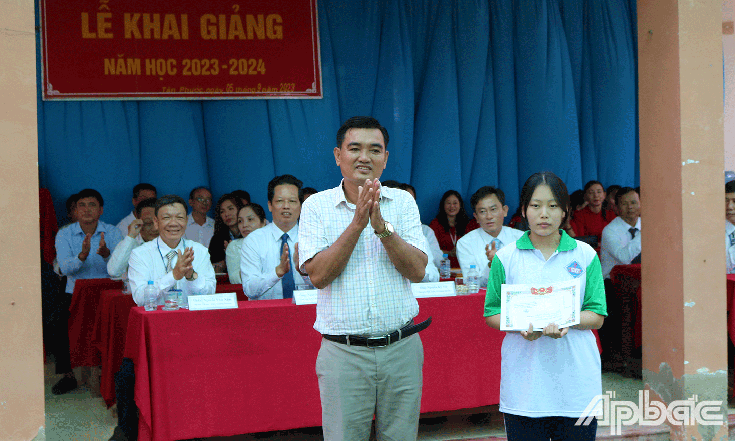 trường THPT Nguyễn Văn Tiếp đã khen thưởng cho cán bộ công chức, viên chức đã có thành tích cao trong năm học 2022-2023 và 1 học sinh đạt thủ khoa trong kỳ thi tuyển sinh lớp 10 năm học 2023-2024.