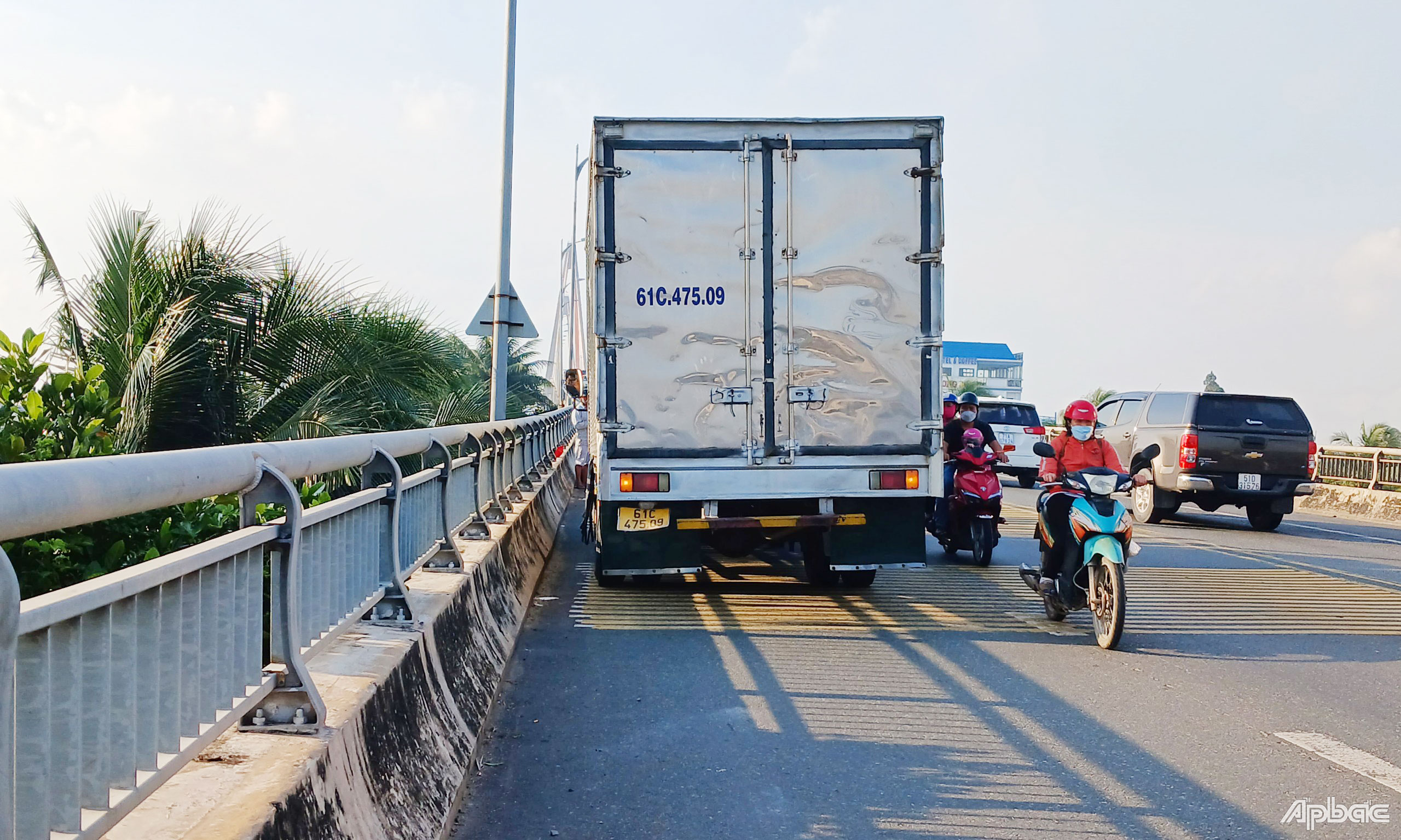 Phương tiện gây tai nạn được đưa làn đường dành cho xe máy.