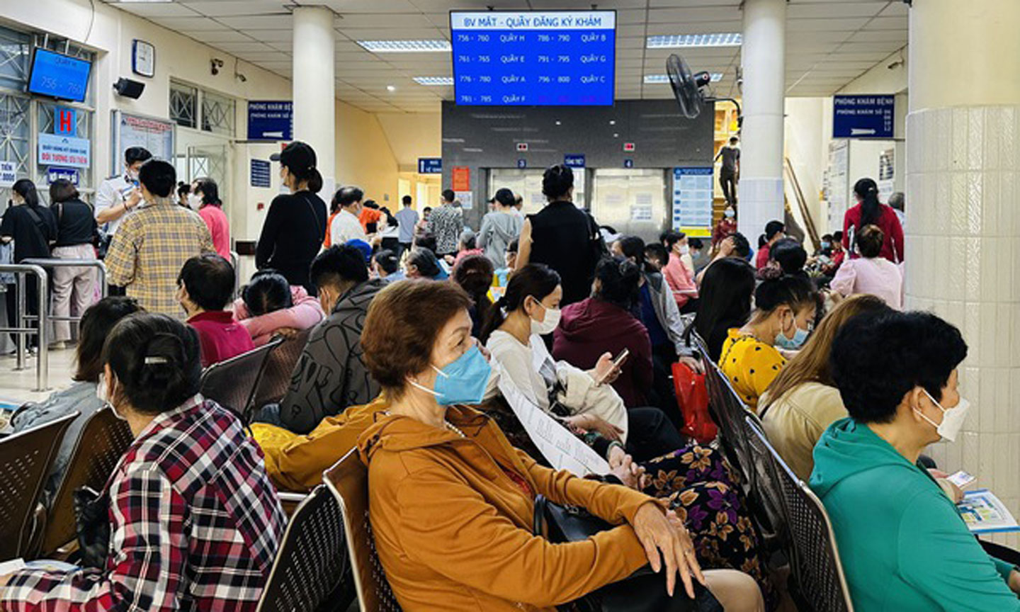 Đông đảo người dân đến thăm khám tại Bệnh viện Mắt TPHCM. Ảnh: Kim Vân