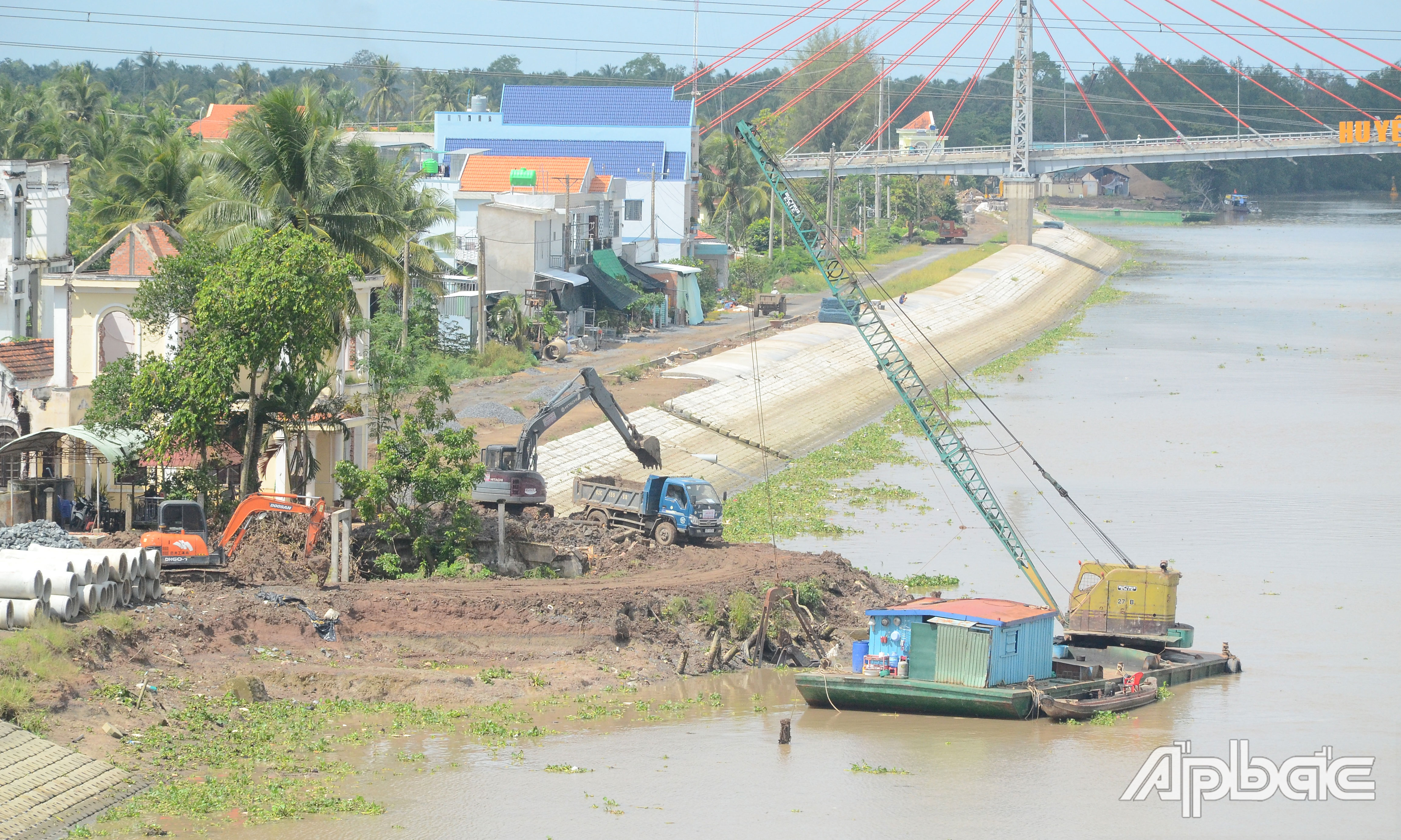 Nhà thầu khẩn trương thi công tại vị trí người dân vừa bàn giao mặt bằng tại thị trấn Chợ Gạo.