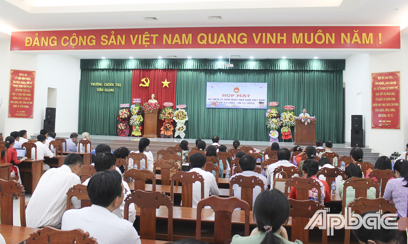 Tập thể Nhà trường cùng học viên các lớp tham dự buổi họp mặt. 