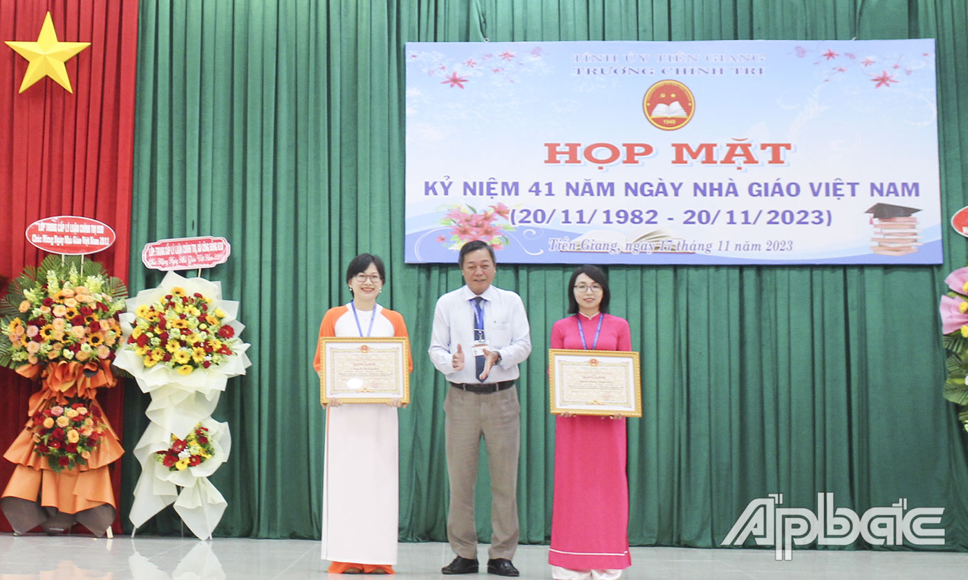 02 cá nhân được nhận Bằng khen của Chủ tịch UBND tỉnh đã đạt danh hiệu “Giảng viên dạy giỏi”. 