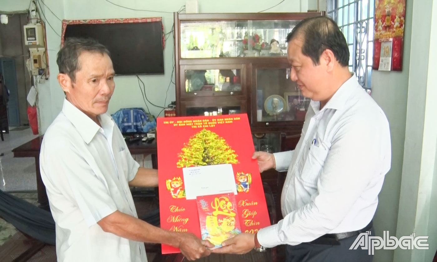 Đồng chí Phan Phùng Phú, Ủy viên Ban Thường vụ Tỉnh ủy Tiền Giang, Bí thư Thị ủy, Chủ tịch HĐND TX. Cai Lậy thăm và tặng quà gia đình chính sách tại xã Tân Hội.