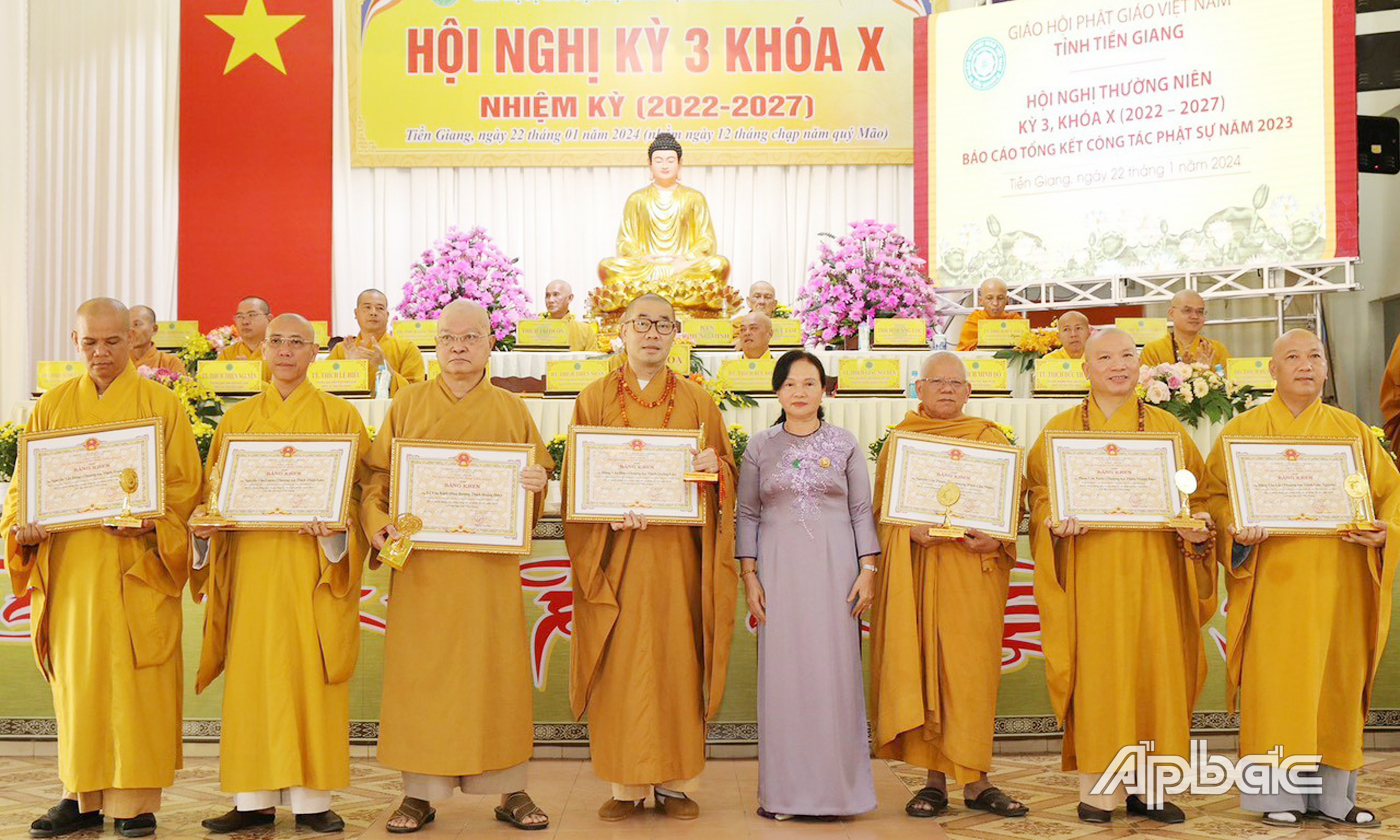 Bà Bùi Thị Mai, Trưởng Ban tôn giáo tỉnh trao Bằng khen của UBND tỉnh cho các cà nhân có nhiều đóng góp chgo công tác từ thiện, an sinh xã hội trên địa bàn tỉnh