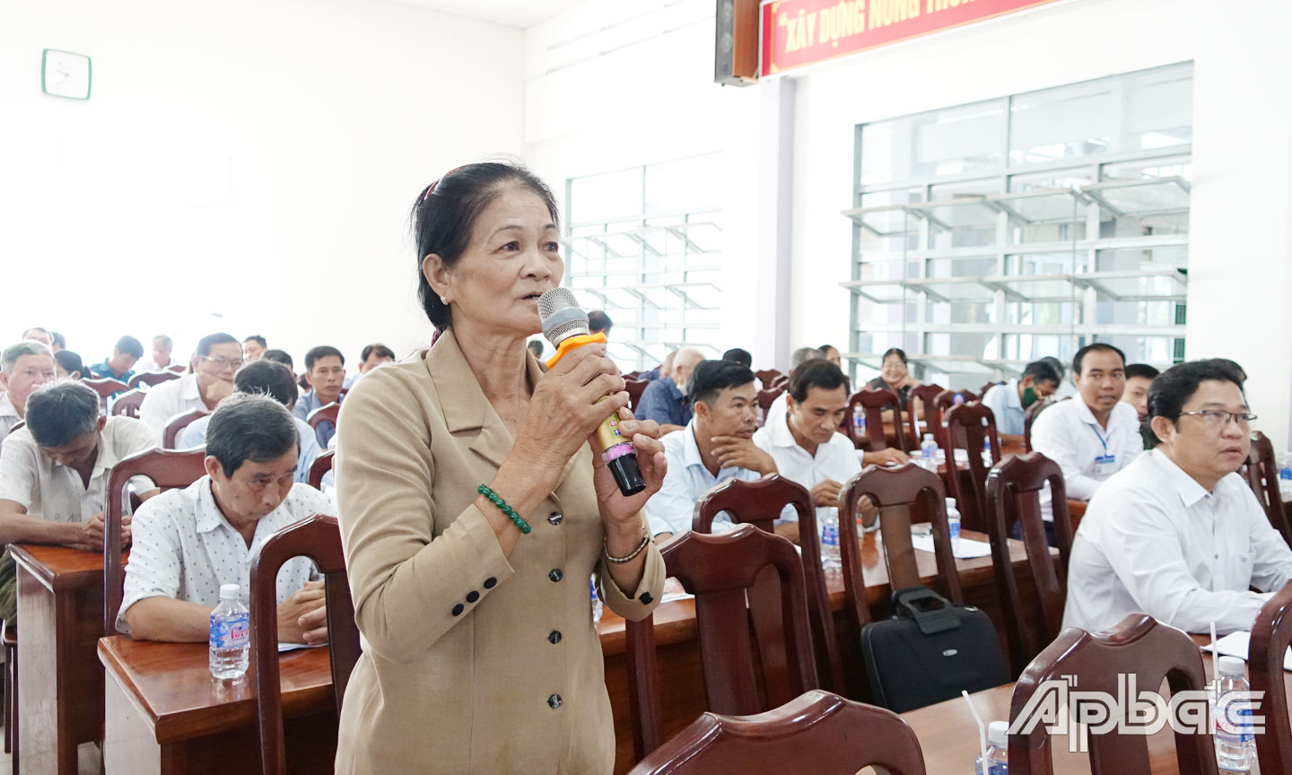 Hội viên, phụ nữ huyện Cai Lậy nêu kiến nghị tại buổi gặp gỡ giữa Chủ tịch UBND huyện và người dân xã Mỹ Thành Nam về các nội dung liên quan đến Chỉ số Hiệu quả quản trị và Hành chính công (PAPI).