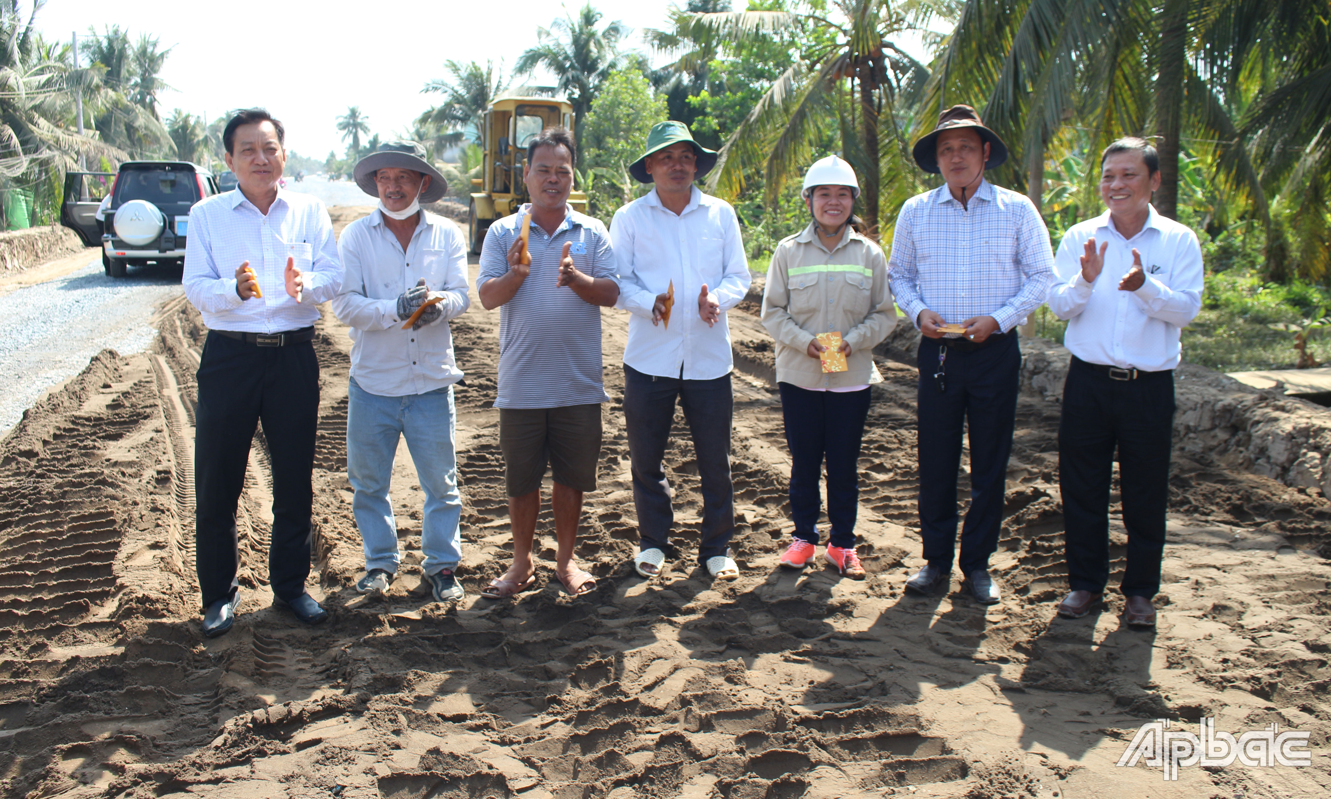 Đoàn công tác lì xì kỹ sư, công nhân thi công đoạn tuyến từ cầu Chợ Gạo đến đường tỉnh 877B.