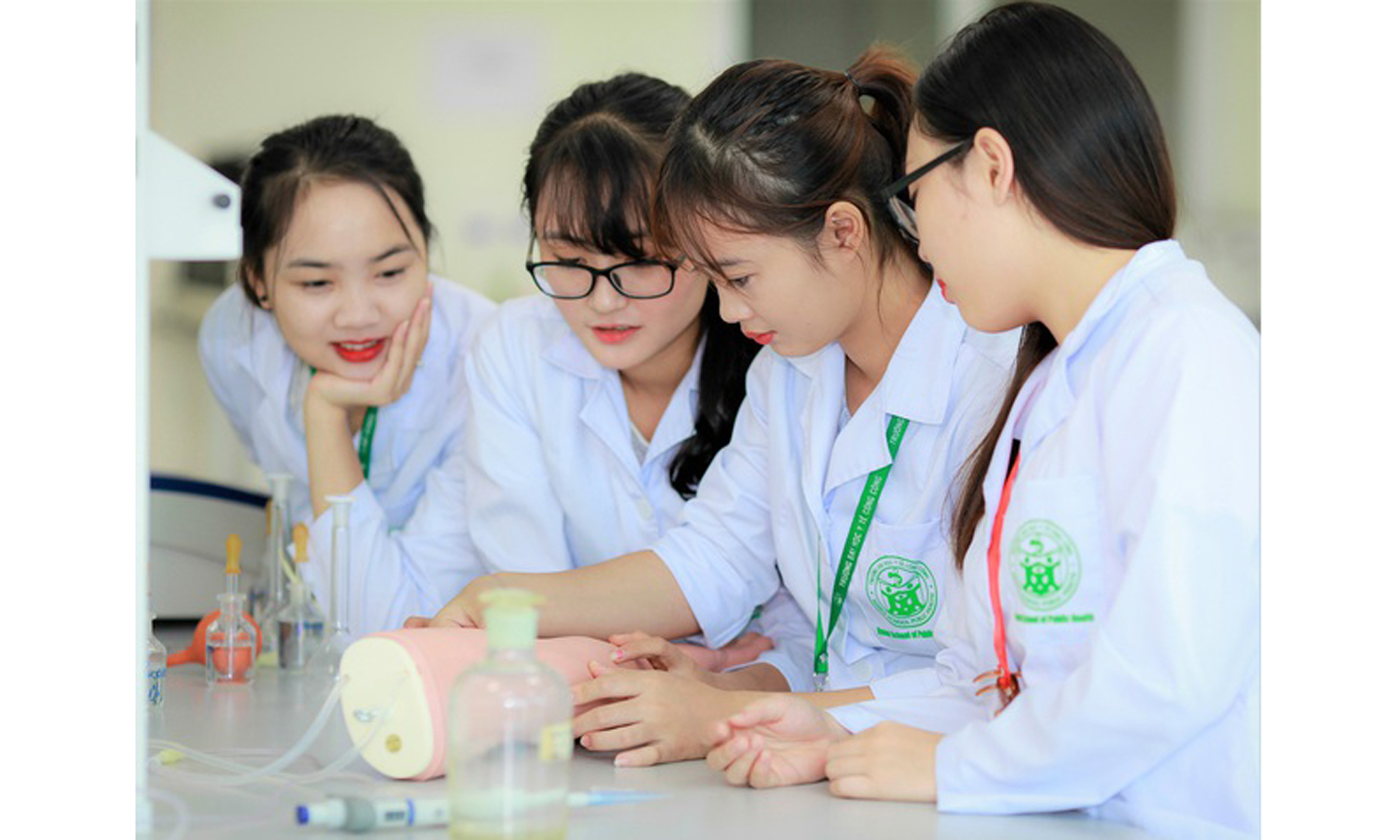 Một số chuyên ngành khối sức khỏe được miễn hoàn toàn học phí và hỗ trợ sinh hoạt phí