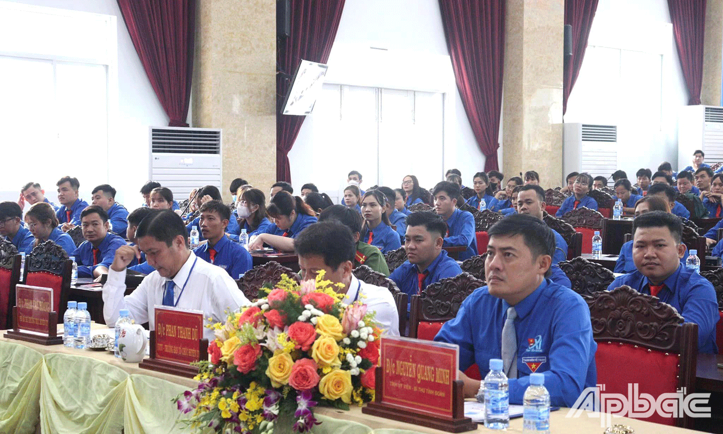 Đại biểu cùng thanh niên tham dự Đại hội