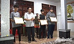 Khen thưởng 3 cá nhân nhặt bóp tiền trả lại cho người đánh rơi.