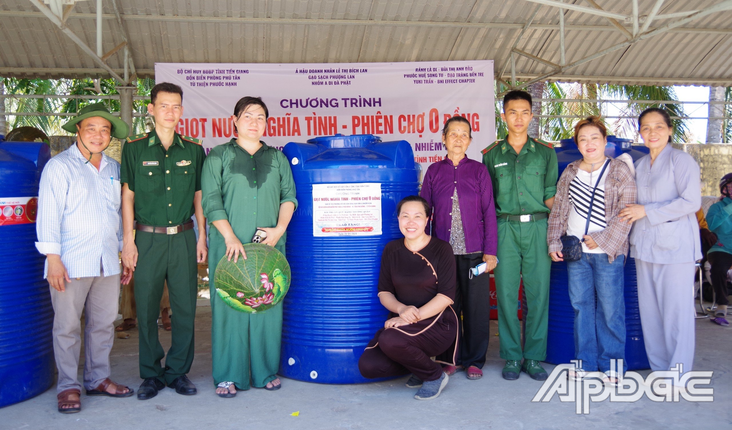 Đại diện Nhóm thiện nguyện tặng bồn chứa nước cho người dân xã Phú Tân, huyện Tân Phú Đông.