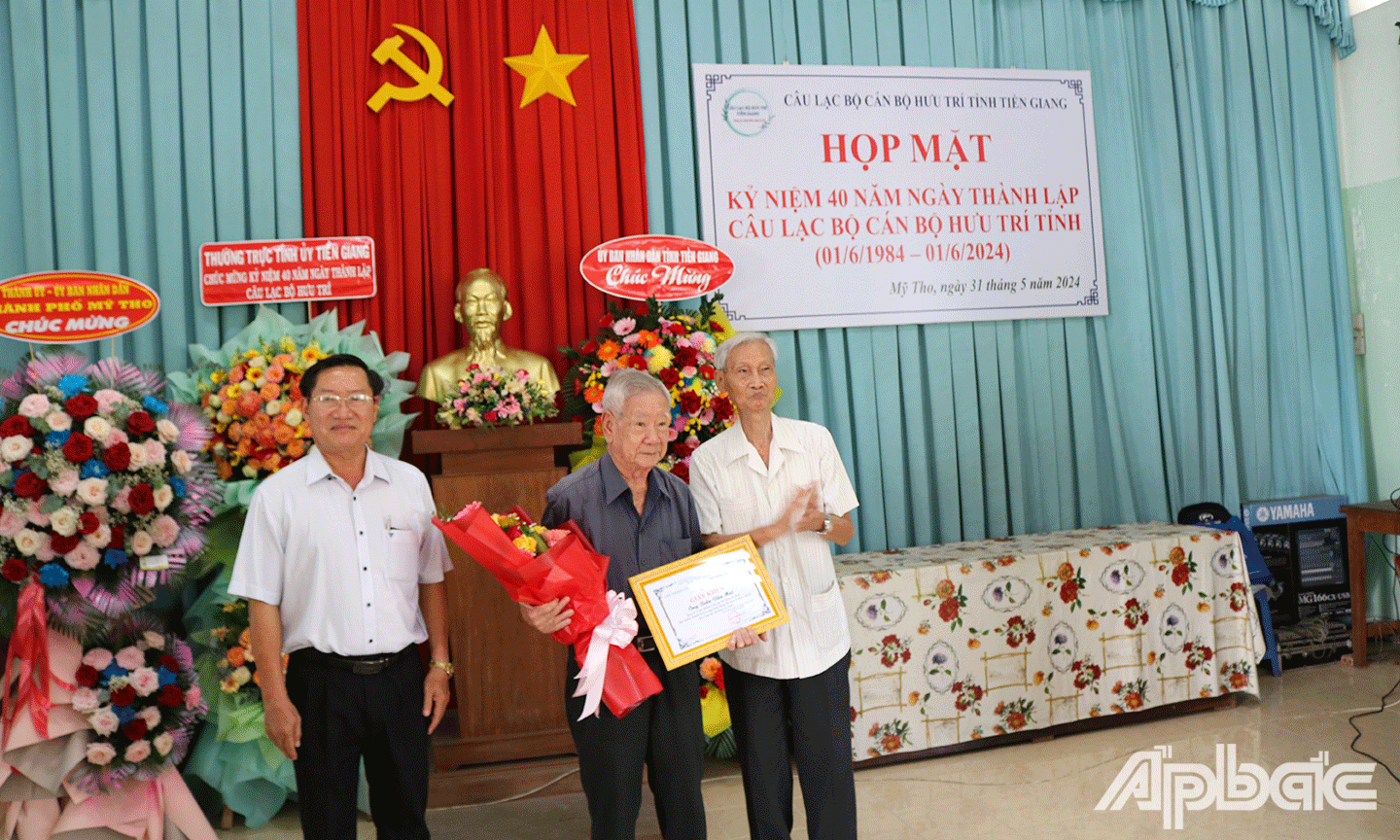 Câu lạc bộ hưu trí tỉnh Tiền Giang cũng trao tặng 12 Giấy khen cho 3 tập thể và 9 cá nhân vì đã có nhiều thành tích trong hoạt động Câu lạc bộ .
