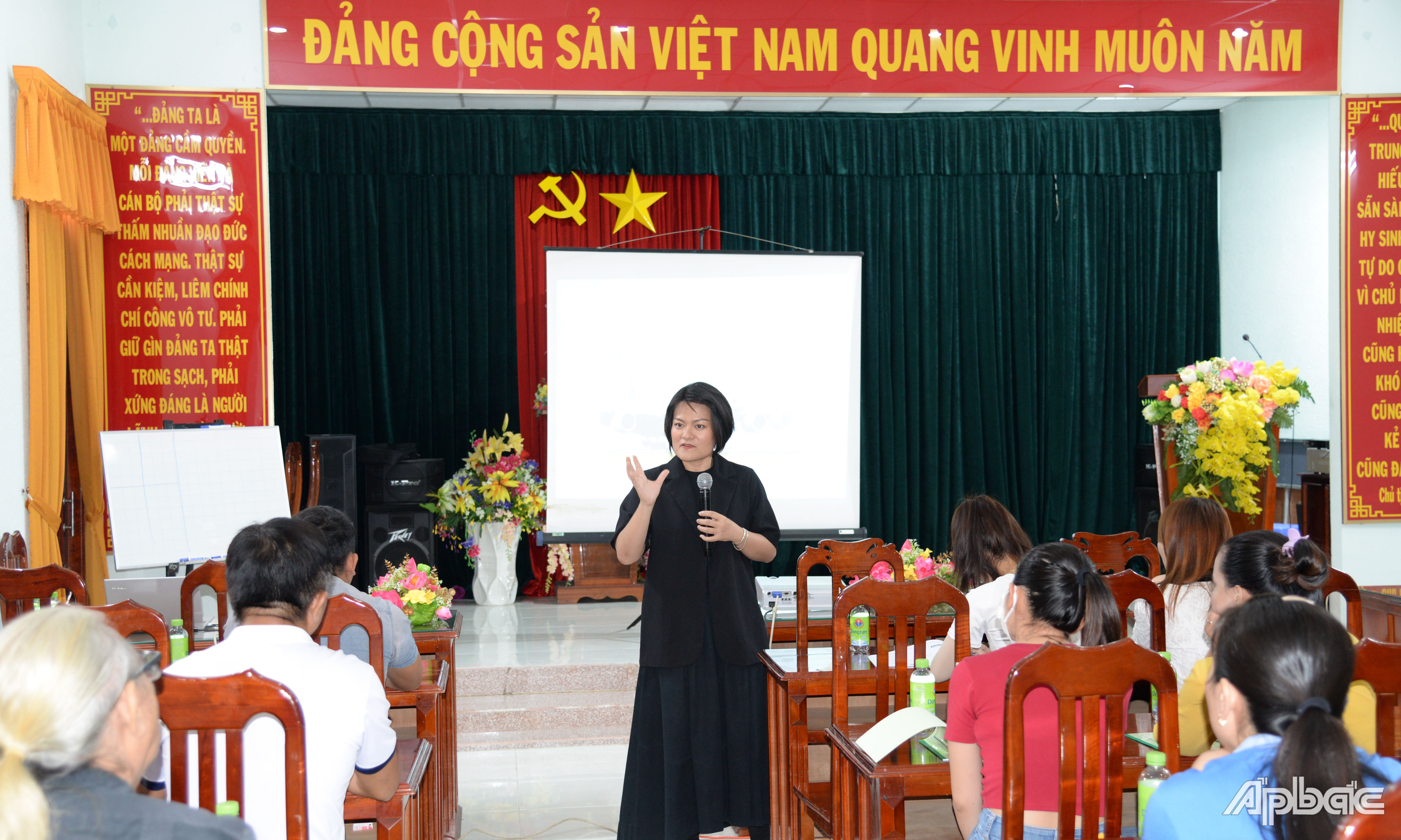 Báo cáo viên chia sẻ kinh nghiệm trong bán hàng và marketing