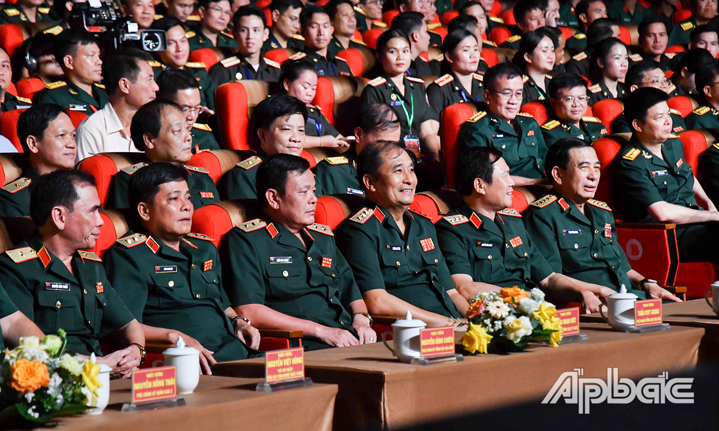 Đại biểu tham dự Lễ bế mạc Liên hoan truyền hình toàn quân lần thứ XIV năm 2024.