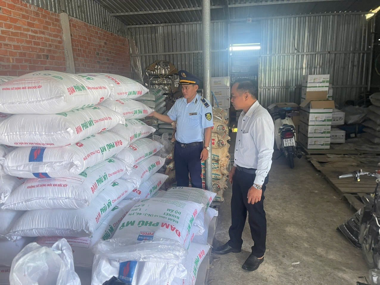 Lực lượng QLTT tỉnh kiểm tra mặt hàng phân bón.