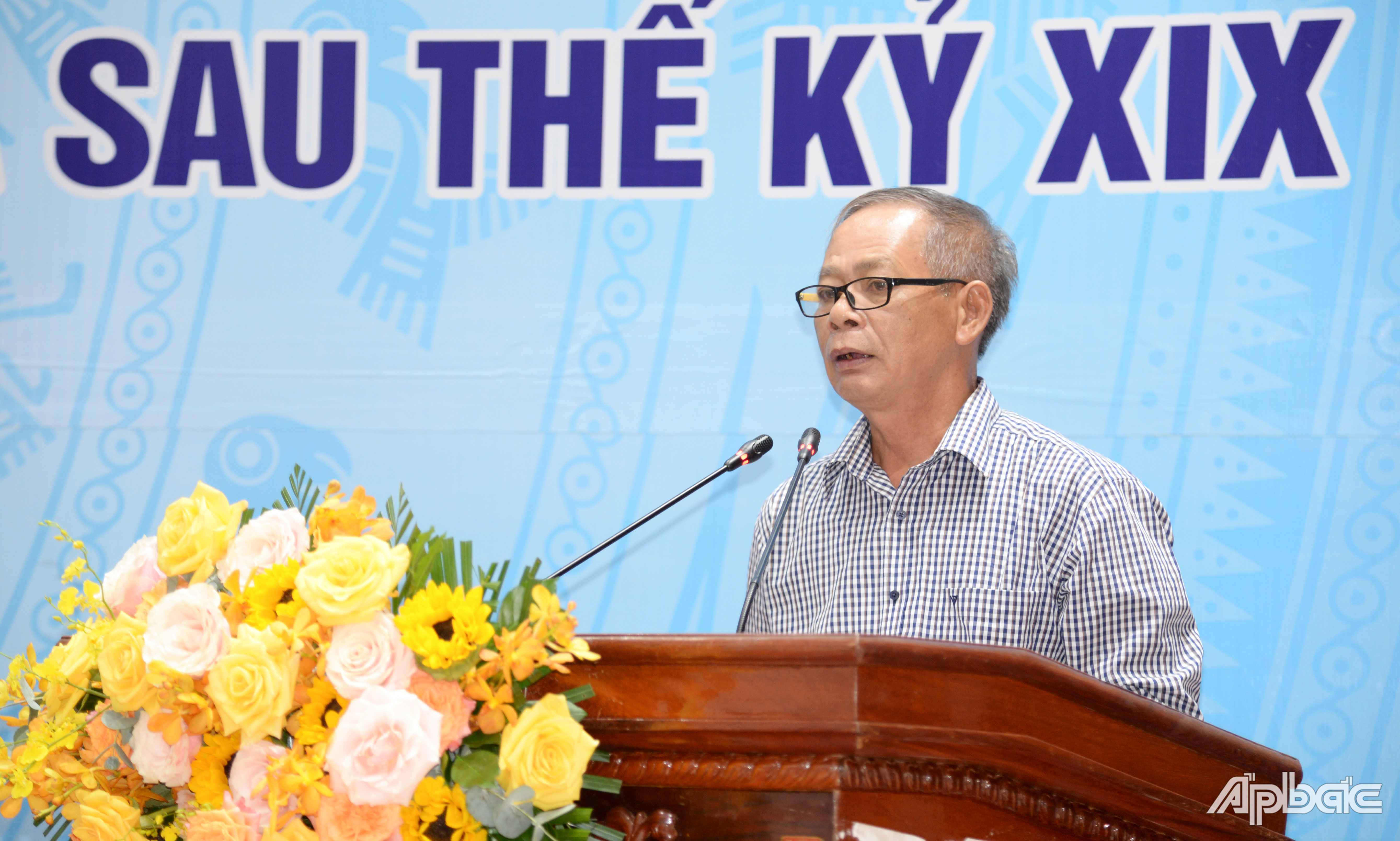 Các đại biểu trình bày tham luận tại hội thảo.