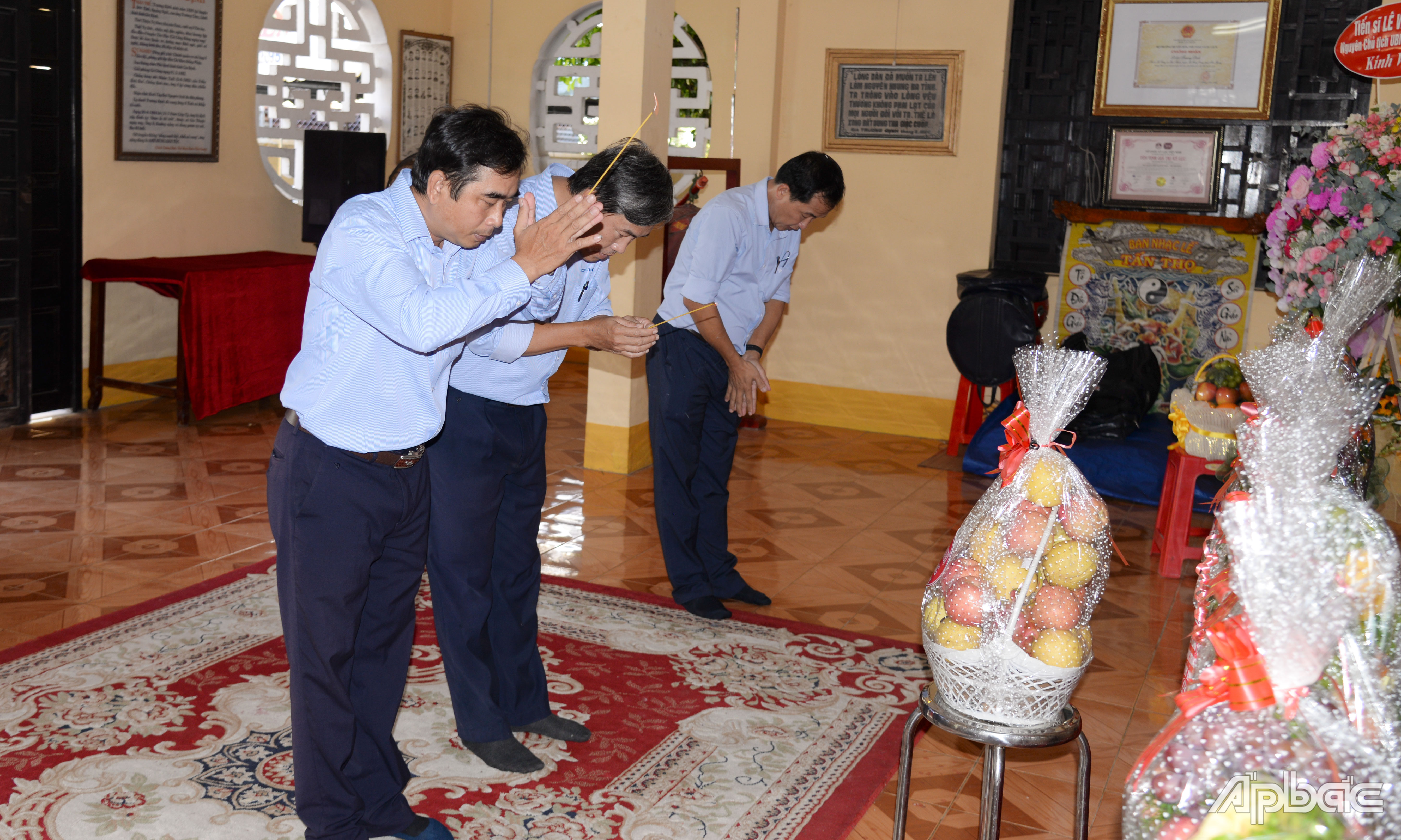 Người dân đến thắp hương tại Đền thờ AHDT Trương Định.