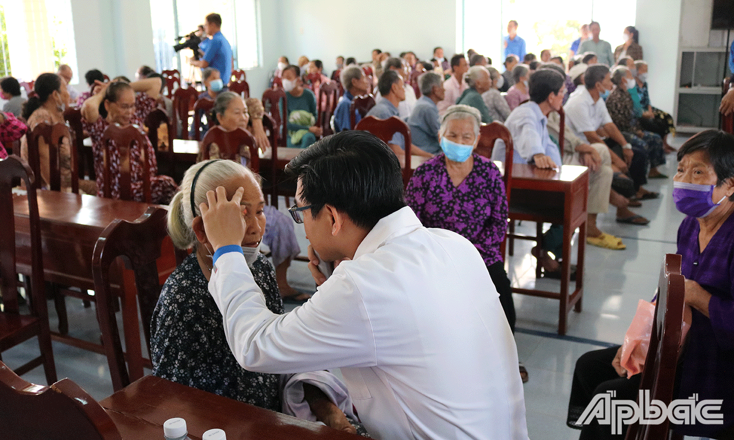 khám bệnh, phát thuốc miễn phí, tặng quà cho 100 gia đình chính sách, nhân dân có hoàn cảnh khó khăn trên địa bàn xã Bình Nhì,