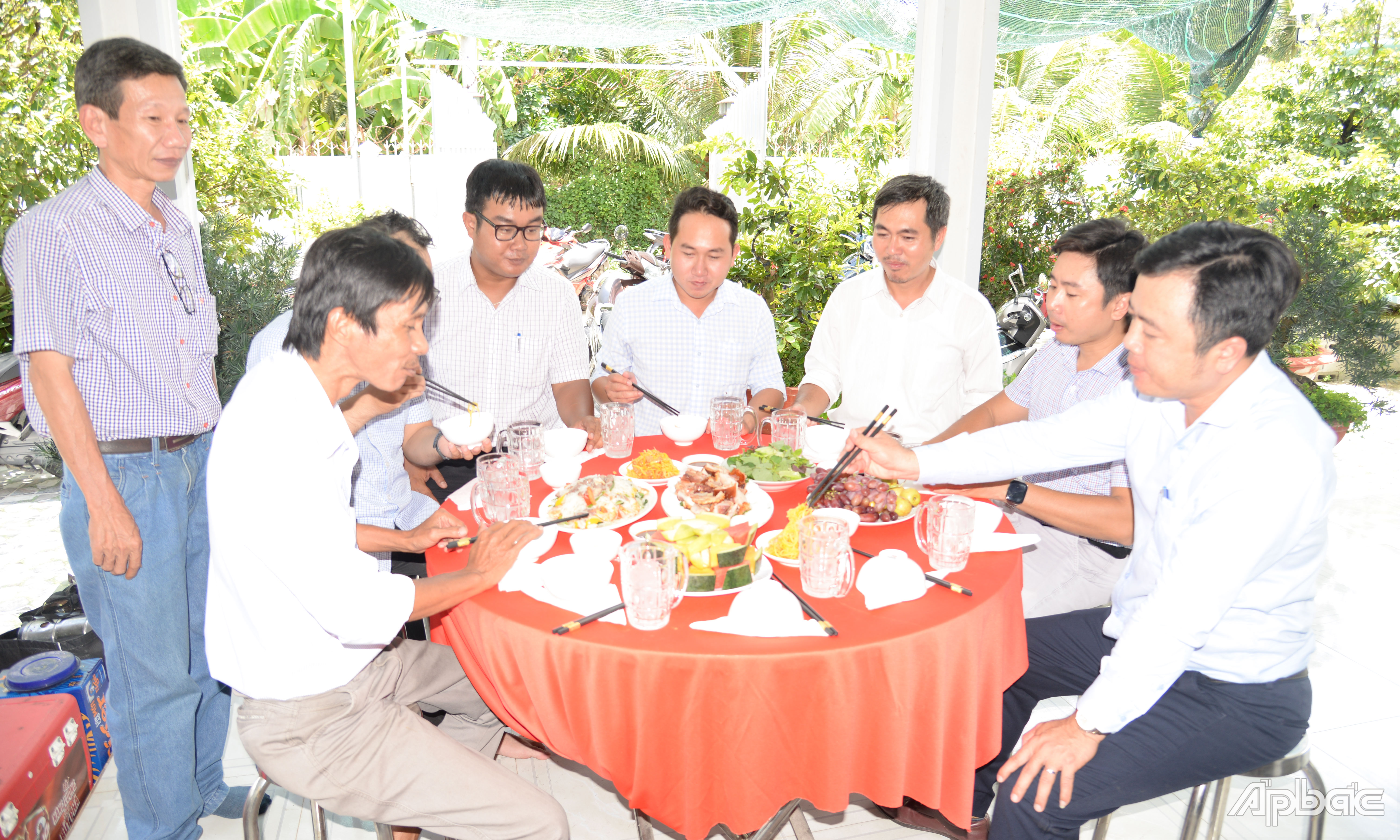Công đoàn viên tham dự bữa cơm công đoàn.