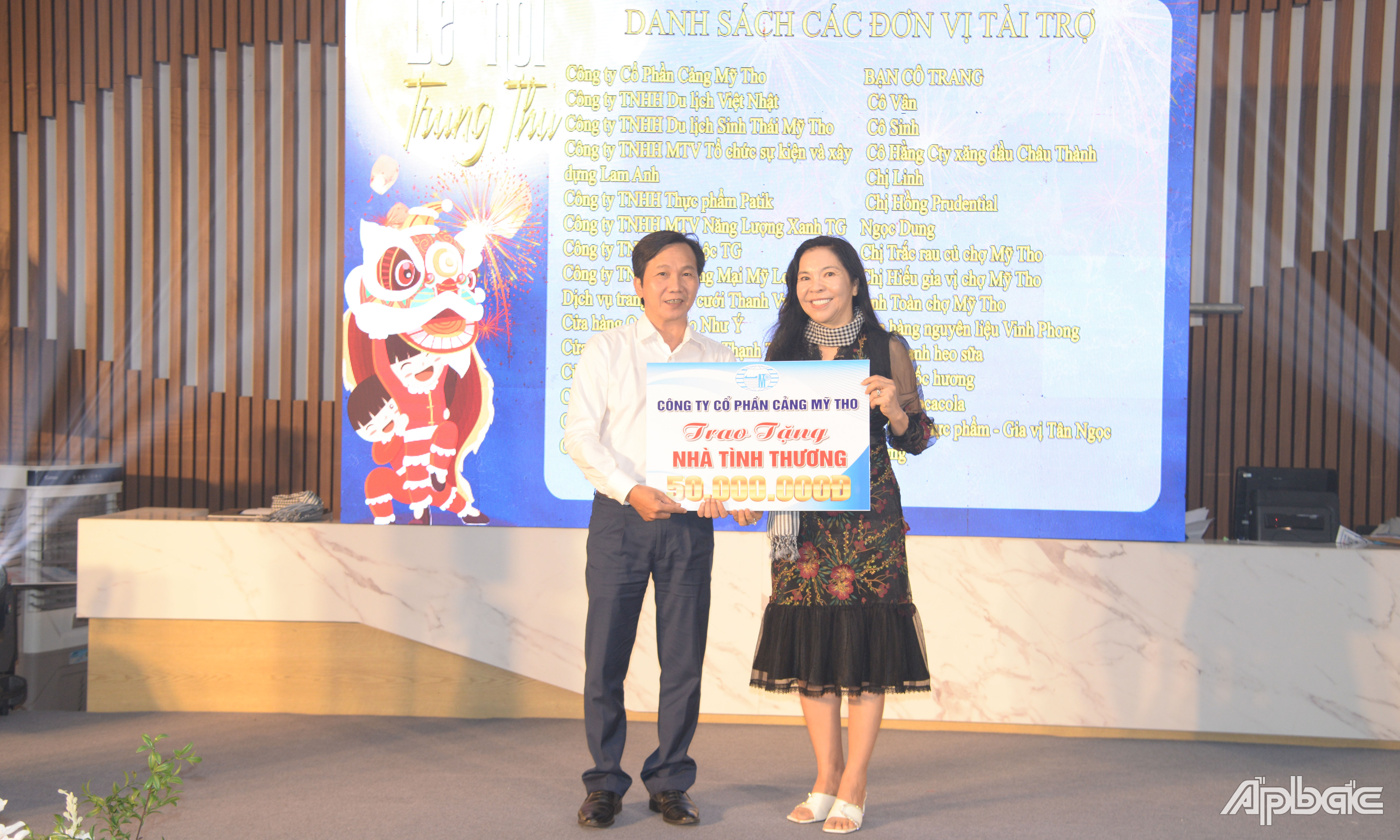 Bà Lương Thị Diễm Trang, Giám đốc Công ty cổ phần Cảng Mỹ Tho tặng bảng tượng trưng 1 căn nhà tình thương cho Báo Ấp Bắc.