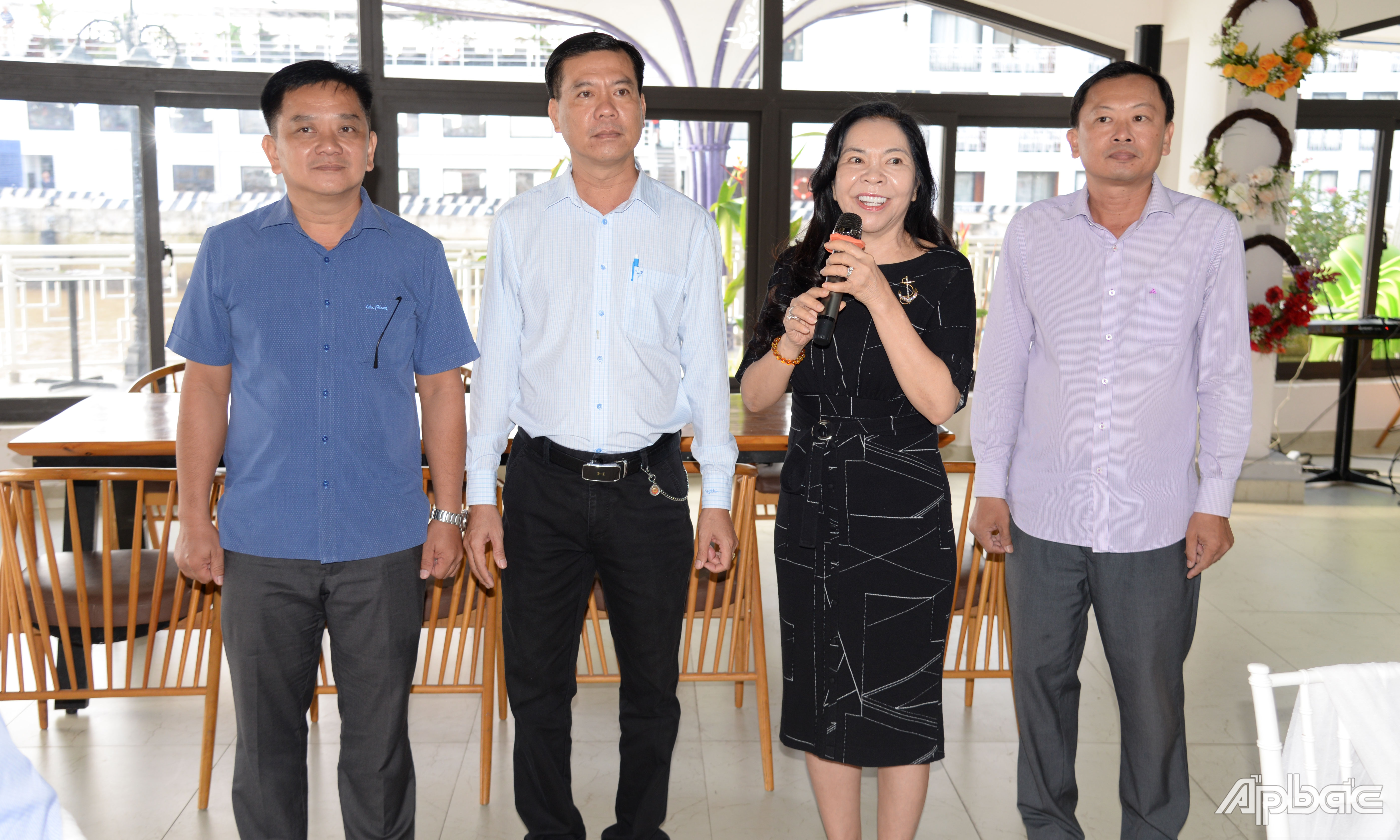 Bà Lương Thị Diễm Trang phát biểu tại buổi họp mặt.