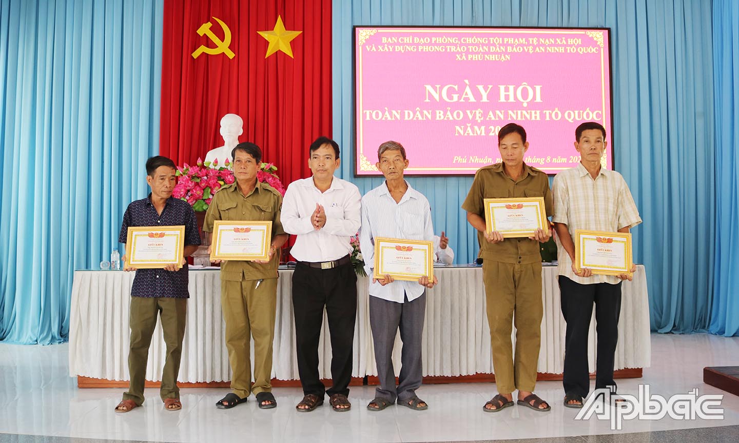 Nhiều cá nhân tích cực giữ gìn an ninh trật tự được tuyên dương khen thưởng.