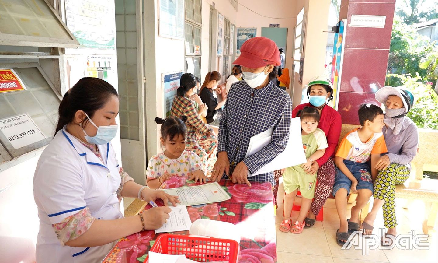  Các bậc phụ huynh làm thủ tục tiêm chủng cho con cháu tại TYT Thạnh Nhựt.
