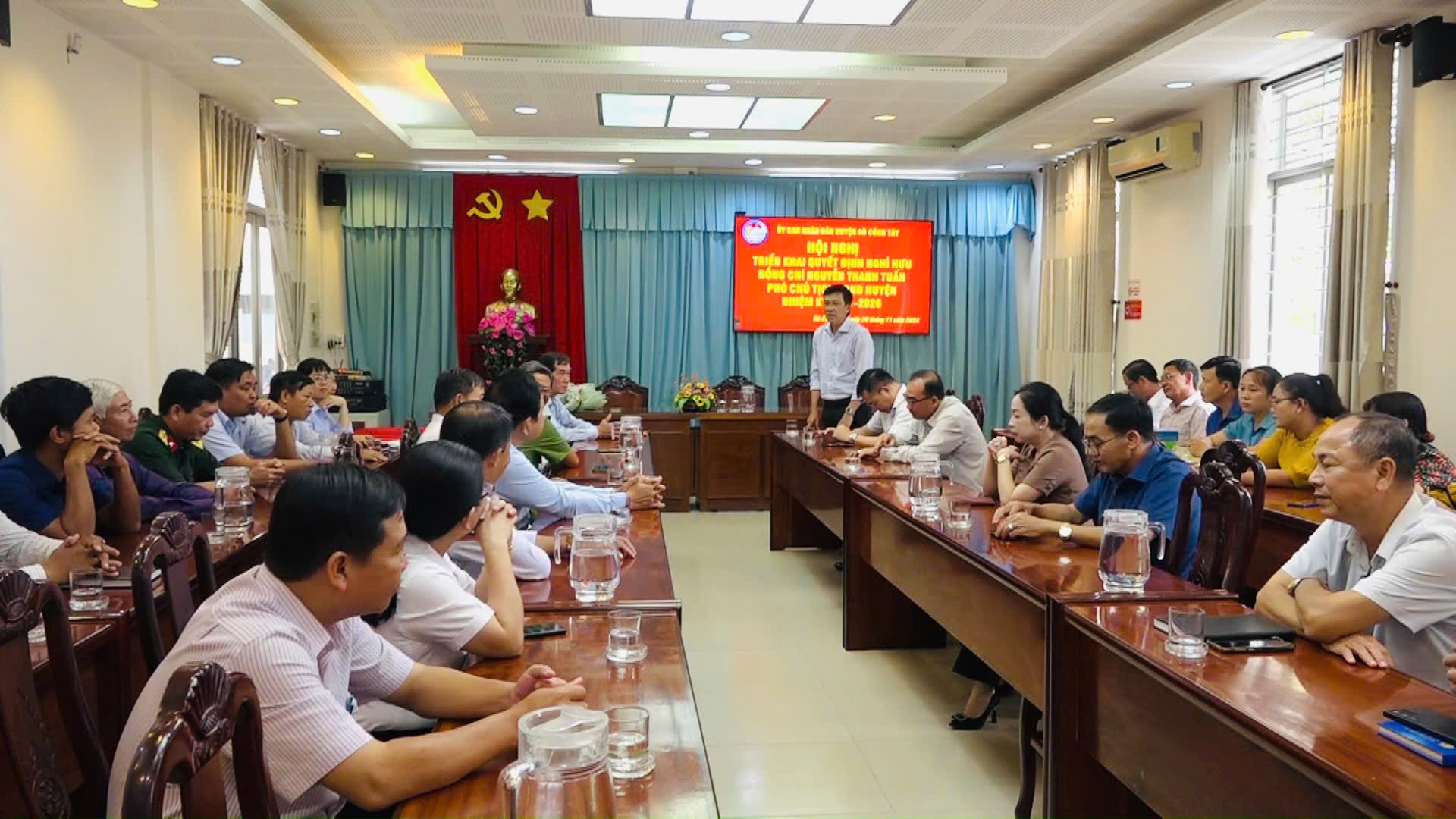 Đồng chí Đinh Tấn Hoàng phát biểu ghi nhận sự đóng góp của đồng chí Nguyễn Thanh Tuấn trong thời gian qua