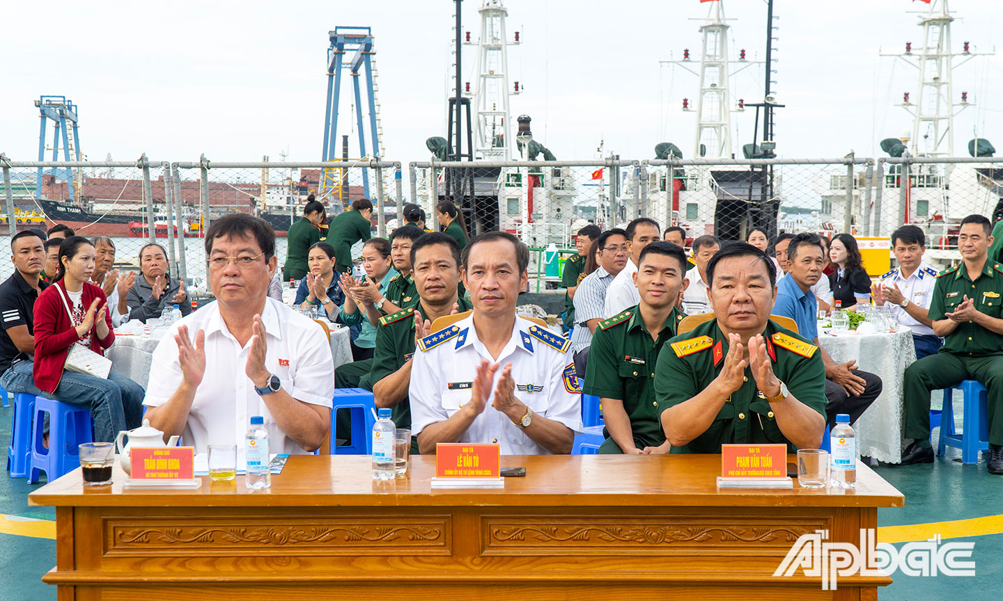 Thủ trưởng Đảng ủy, Bộ Tư lệnh Vùng Cảnh sát biển 3, Bộ CHQS tỉnh, lãnh đạo TP.Vũng Tàu cùng các đại biểu tham dự chương trình. (1)