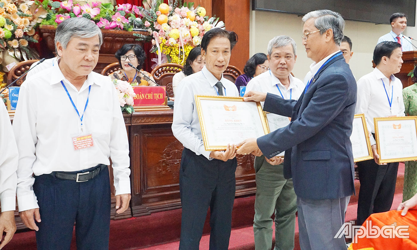 Ủy ban Mặt trận Tổ quốc tỉnh trao Bằng khen. 