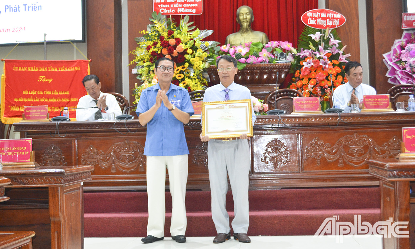 Ủy viên Thường vụ HLG Việt Nam Trần Dũng Anh thay mặt Chủ tịch HLG Việt Nam tặng Bằng khen cho tập thể HLG tỉnh .