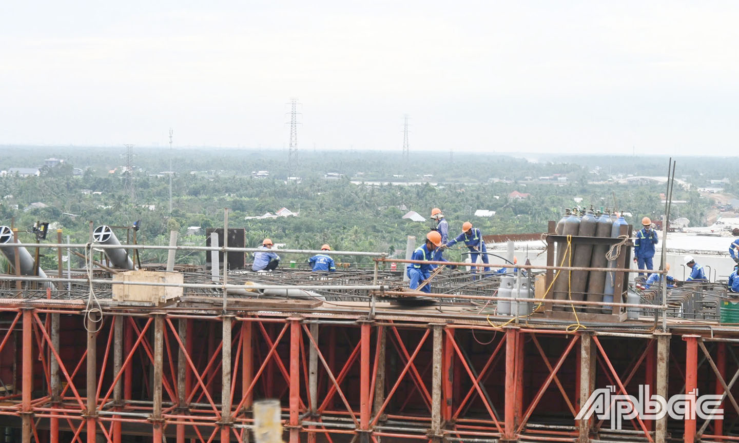 Công nhân tất bật thi công trên công trình cầu chính dự án cầu Rạch Miễu 2.
