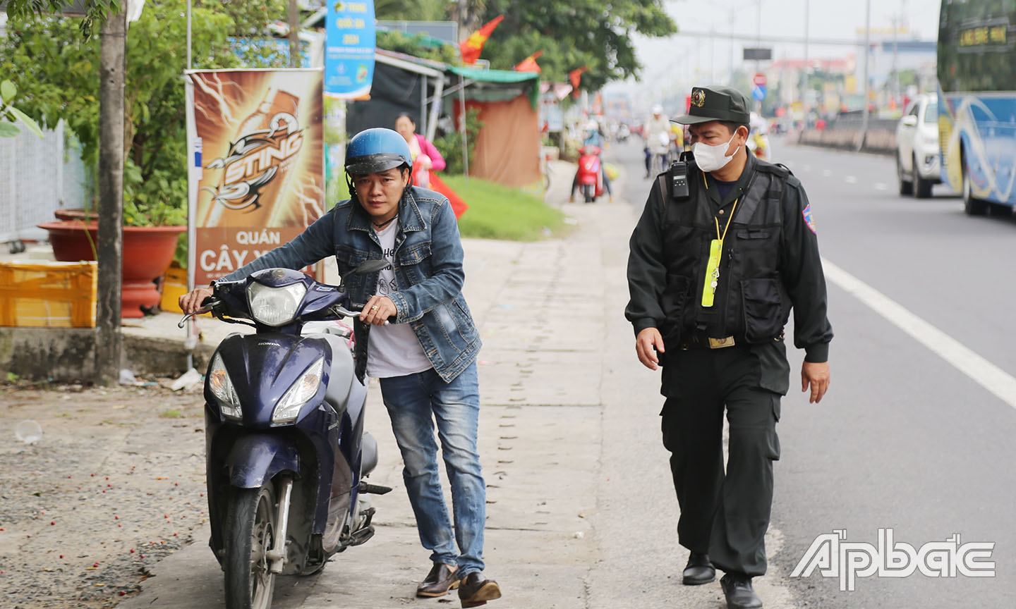 1 trường hợp vi phạm giao thông né chốt bị lực lượng chức năng mời về Tổ công tác làm việc.
