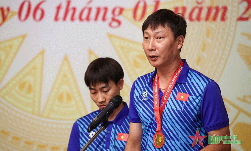 HLV Kim Sang-sik phát biểu tại buổi gặp mặt. Ảnh: VIỆT TRUNG