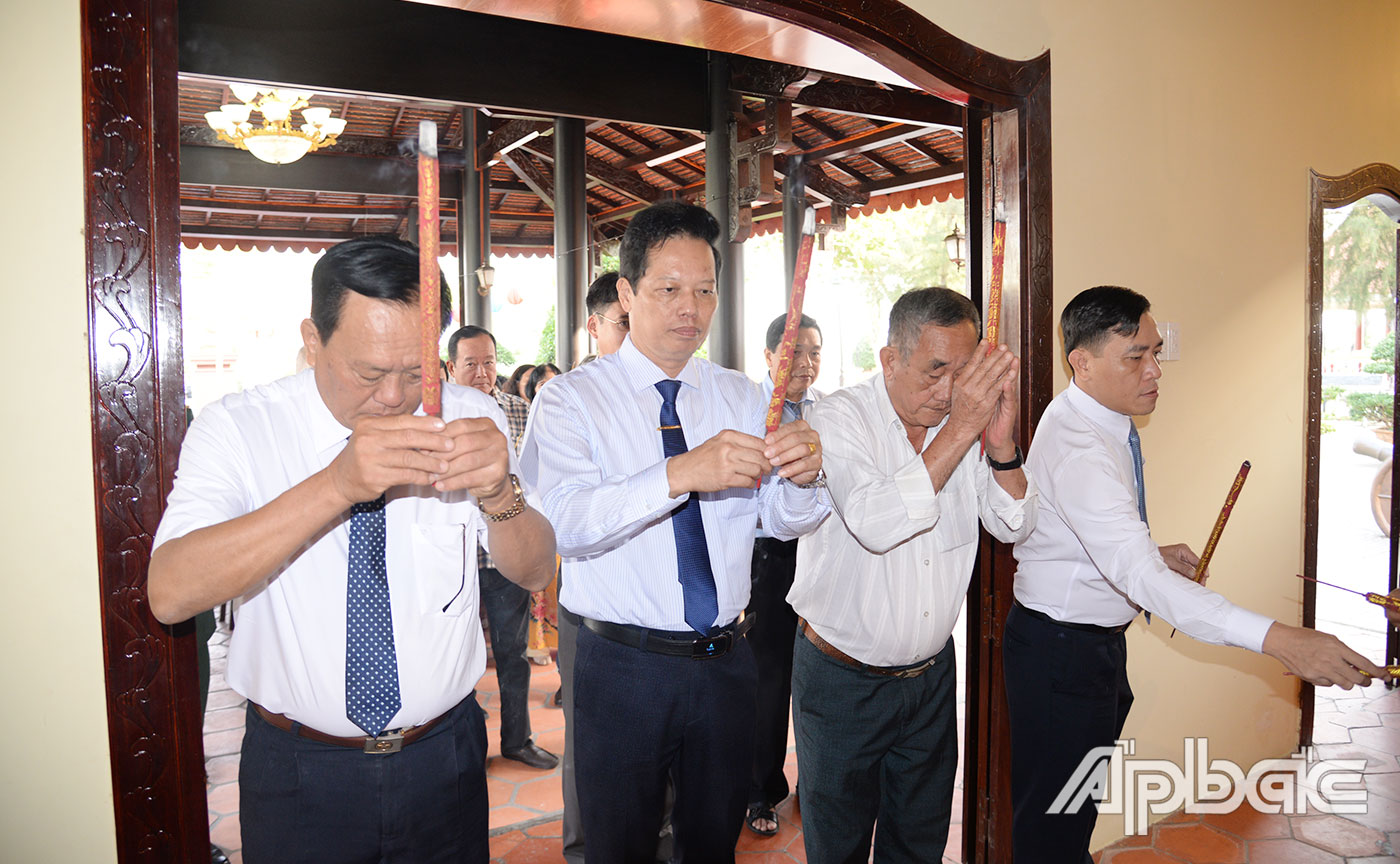 Đồng chí Nguyễn Thành Diệu viếng Đền thờ Anh hùng dân tộc Trương Định.
