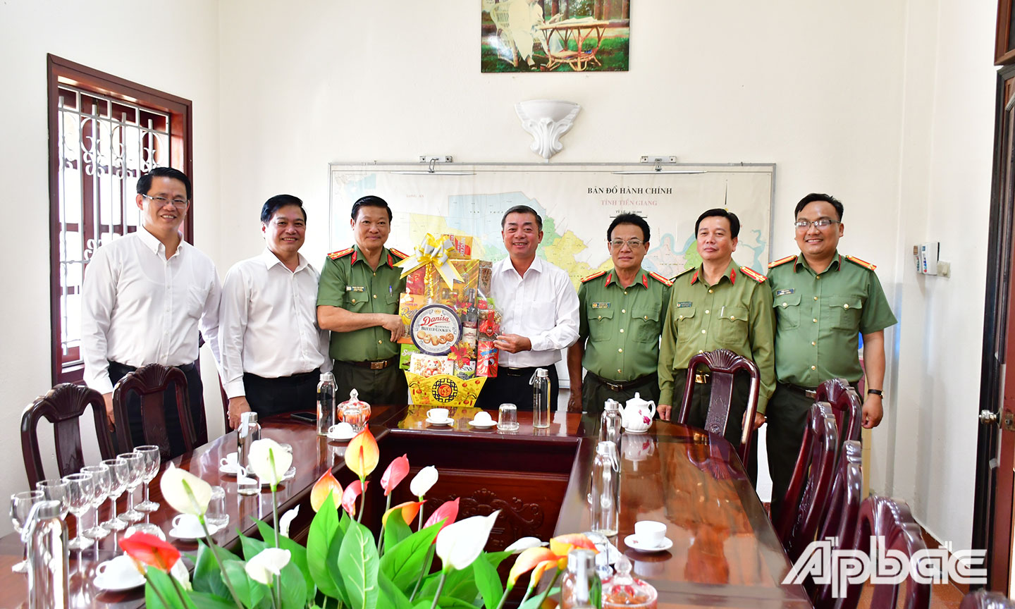 1 Đoàn Công an tỉnh đến thăm và chúc mừng xuân mới năm 2025 tại Tòa án nhân dân tỉnh. Ảnh Đặng Thanh