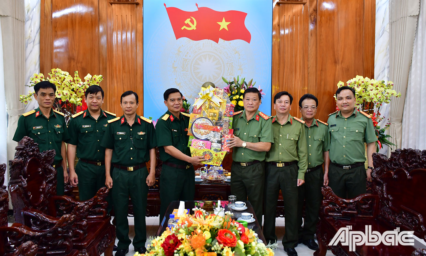 2 Đoàn Công an tỉnh đến thăm và chúc mừng xuân mới năm 2025 tại Bộ Chỉ huy Quân sự tỉnh. Ảnh Đặng Thanh