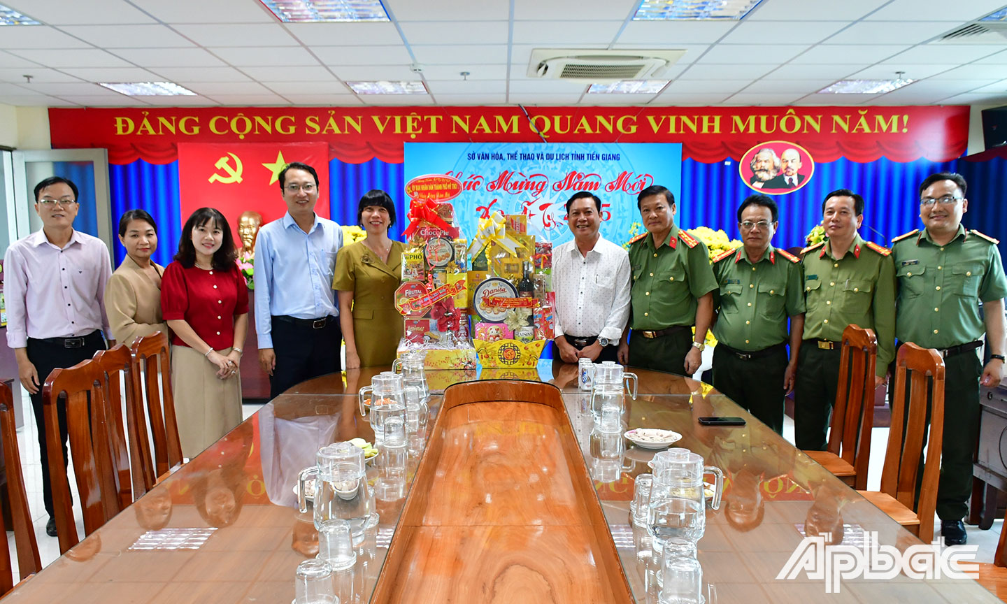 4 Đoàn Công an tỉnh đến thăm và chúc mừng xuân mới năm 2025 tại Sở Văn hóa, Thể thao và Du lịch. Ảnh Đặng Thanh
