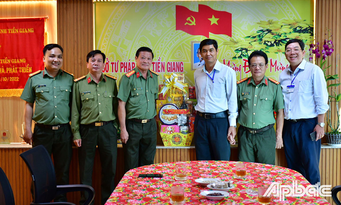 7 Đoàn Công an tỉnh đến thăm và chúc mừng xuân mới năm 2025 tại Sở Tư pháp. Ảnh Đặng Thanh