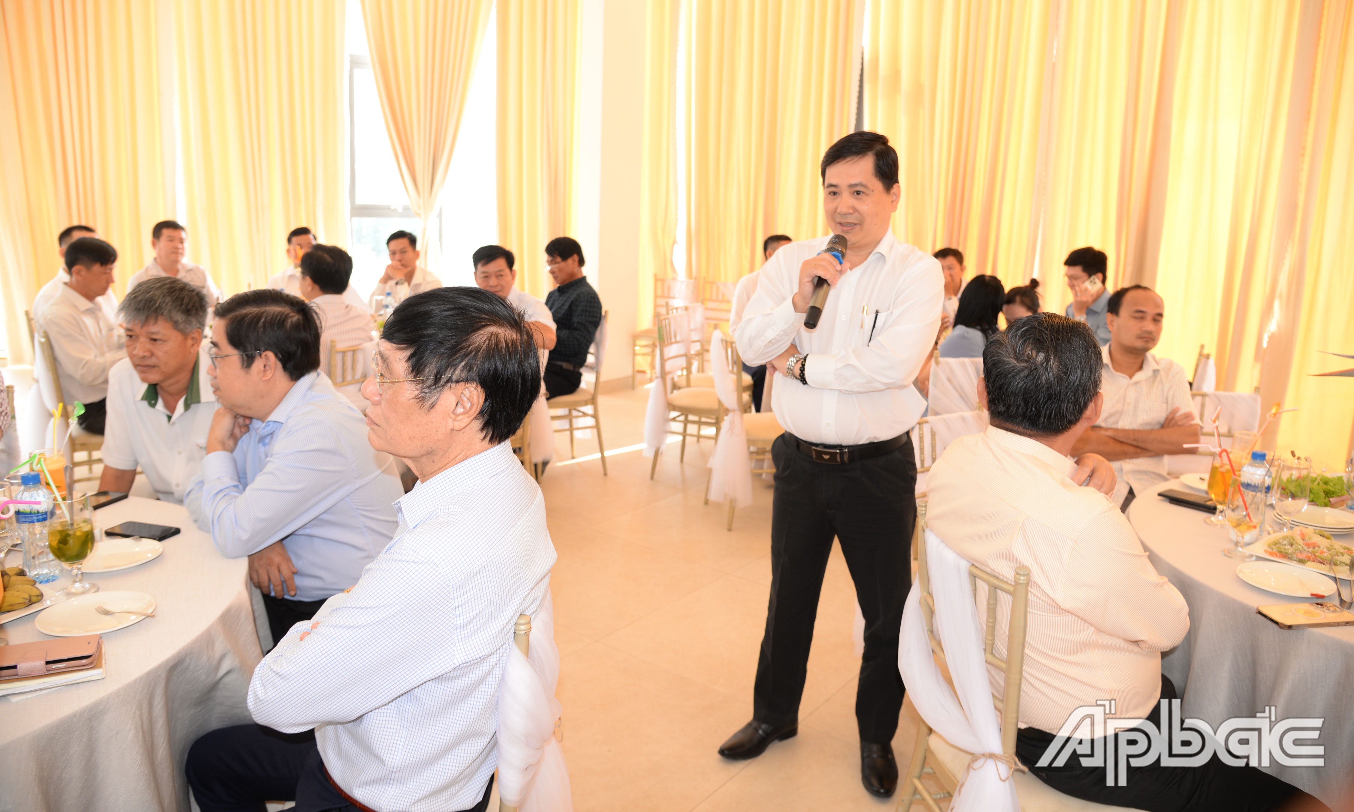 Các DN phát biểu ý kiến tại buổi Cà phê doanh nhân.